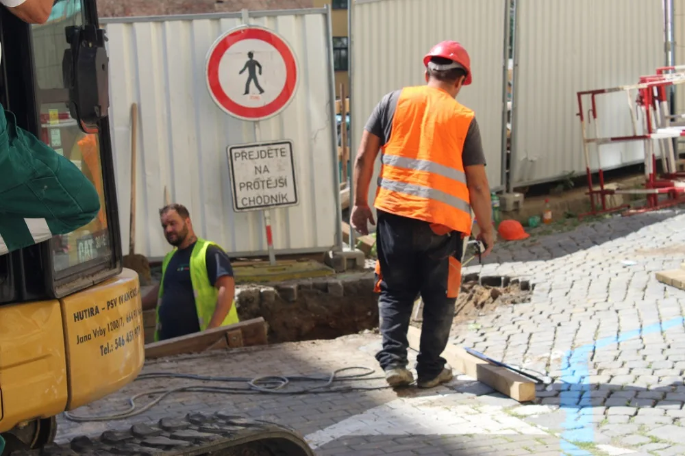 Díra se objevila v ulici Kopečná