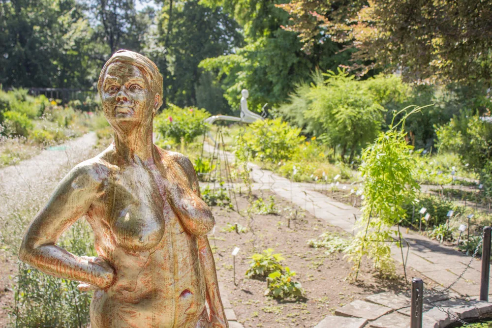 Botanická zahrada v Brně vystavuje sochy, některé z nich vzbuzují kontroverzi