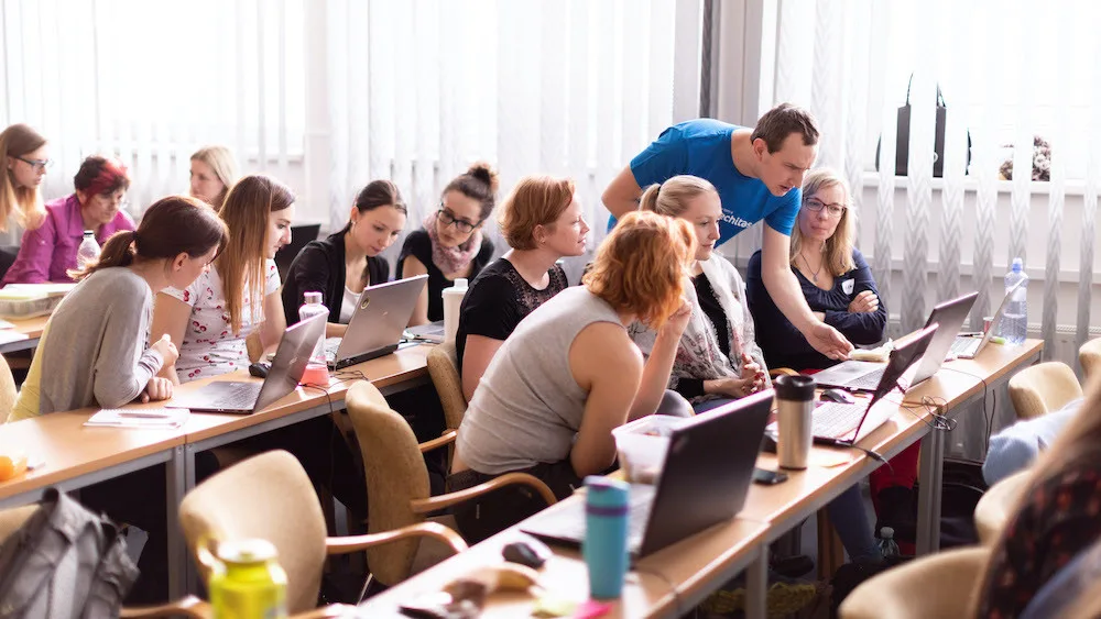 Změnit kariéru z pohodlí domova? Digitální akademie láká na poslední místa