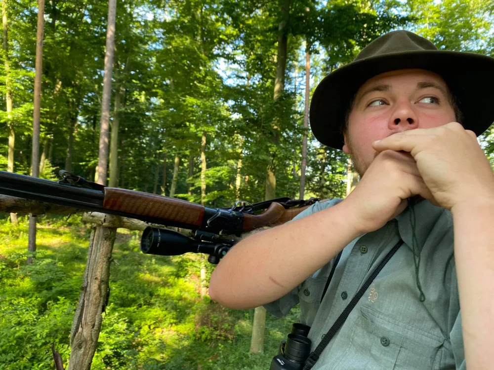Říje srnců je v plném proudu, myslivci si hrají na srnky