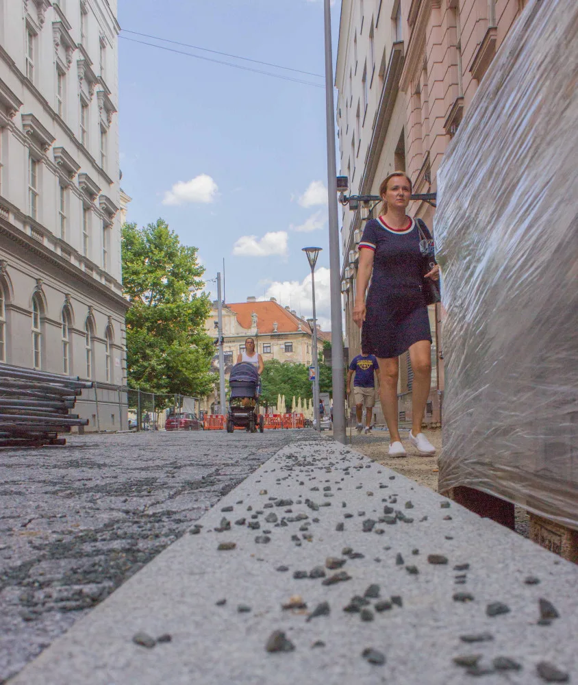 V brněnském centru pokládají novou kamennou dlažbu z Vysočiny a Jeseníků