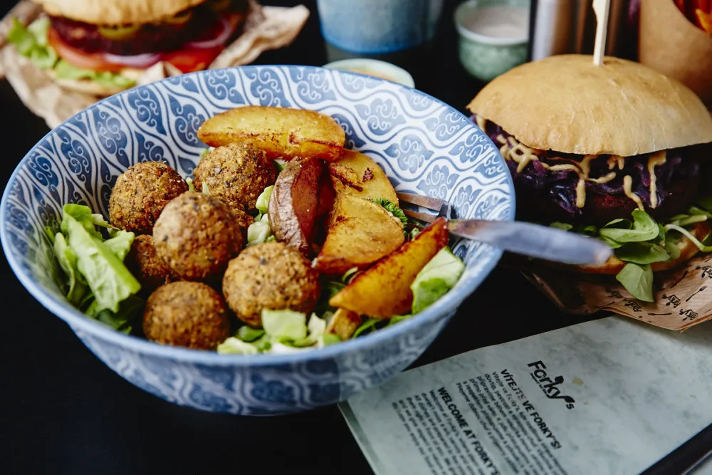 Letní tipy pro zapřisáhlé vegany i občasné nemasaře. Wolt rostlinné menu doručí i do parku