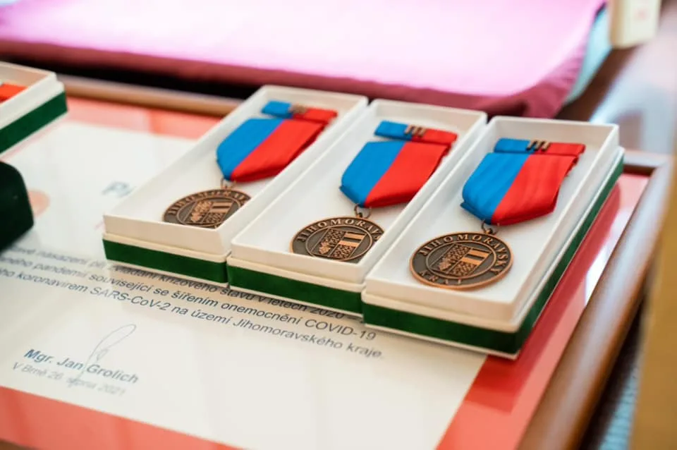 Kraj rozdal lidem diplomy za pomoc v boji s covidem
