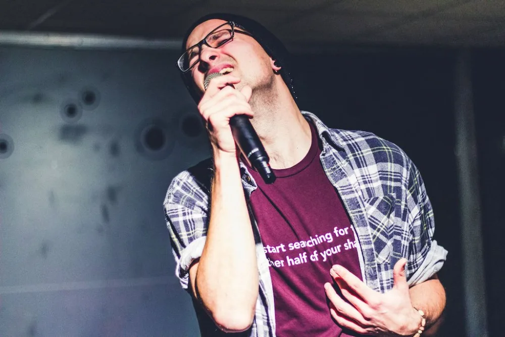 SLAM POETRY: Stovky diváků na poezii, žádný problém. Aneb kdo bude mistrem ČR 2020-21 ve slam poetry