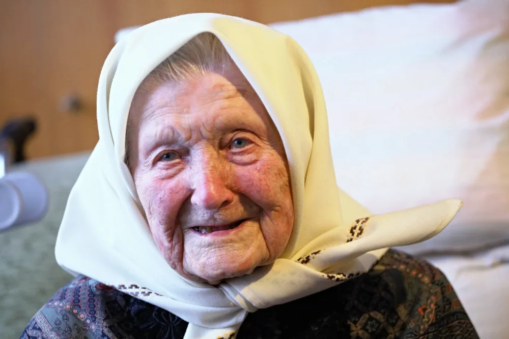 Stoletá stařenka co vylezla z okna a zmizela