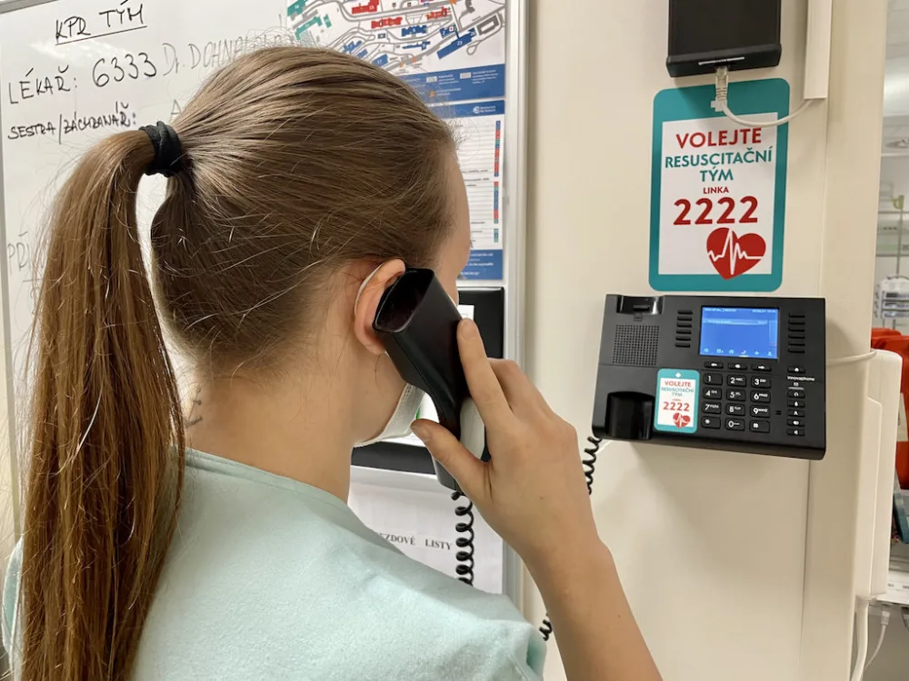 Linky jsou přetížené, nemocnice řeší desítky telefonátů kvůli třetí dávce očkování