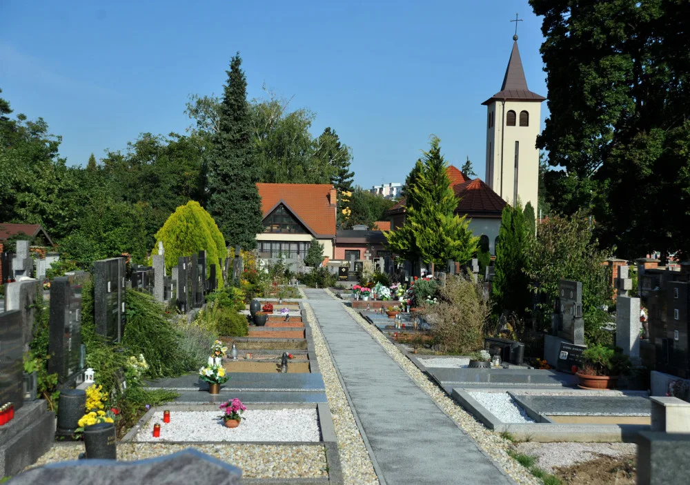 Hřbitov ve Slatině.