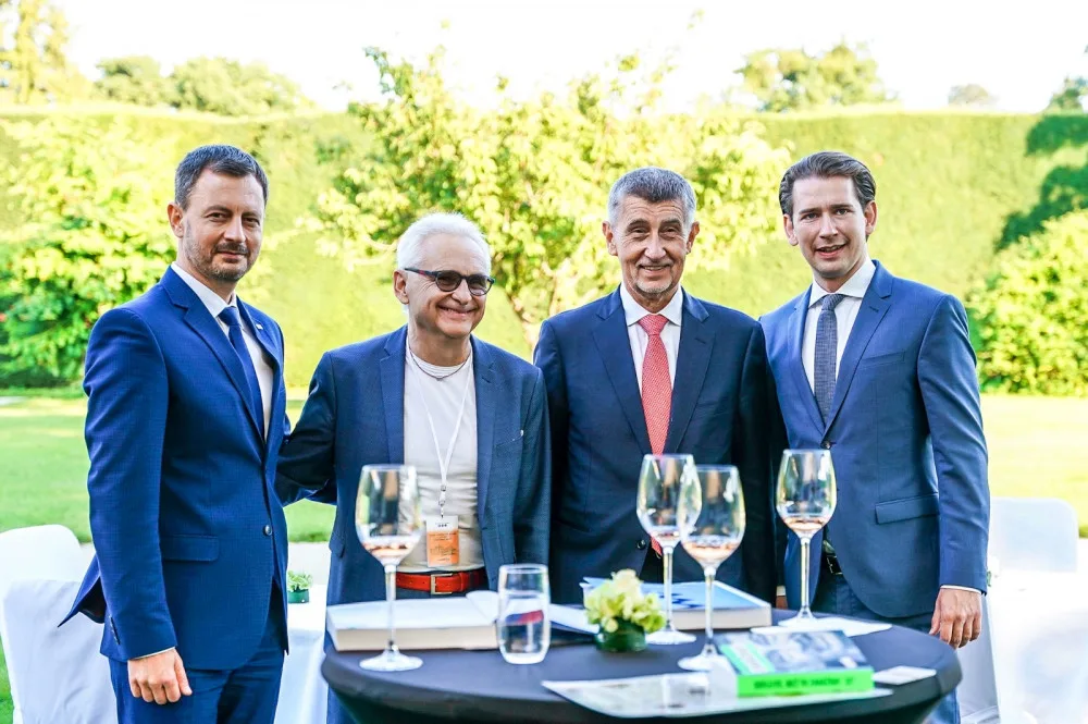 Slovenský premiér Eduard Heger (vlevo), Andrej Babiš (druhý zprava) a rakouský kancléř Sebastian Kurz (vpravo)