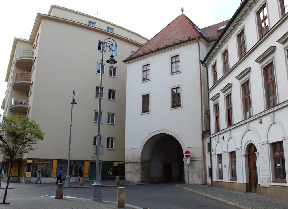 Měnínská brána se příbližíla potřebné opravě