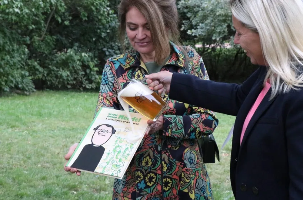 Lucie Seifertová a Danuše Nerudová při křtu nové knihy