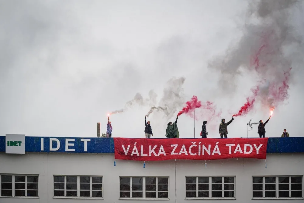 Krev v kašnách a protesty na střeše. Aktivisté brojí proti bezpečnostnímu veletrhu