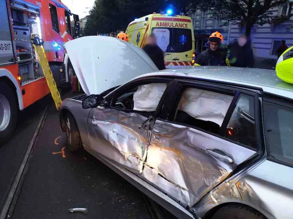 V Brně se srazila šalina s osobním autem, řidičku vyprošťovali hasiči (1)