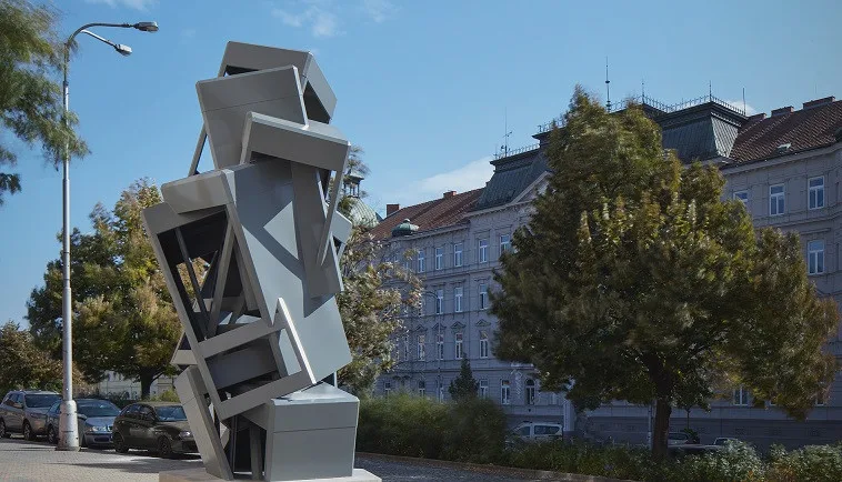 Ve Znojmě vyrostla socha připomínající věž z telefonních budek