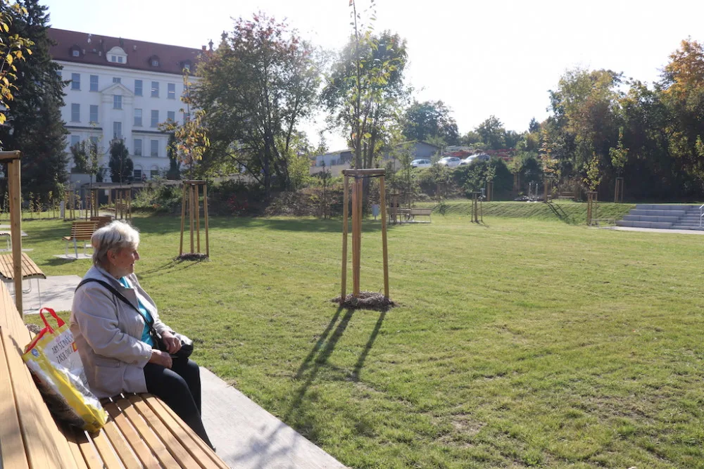Místo bývalého doupěte bezdomovců a narkomanů vyrostl v Brně nový park