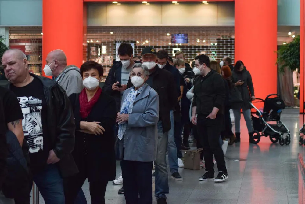 Očkovací boom. Brňané berou útokem vakcinační centrum v obchoďáku