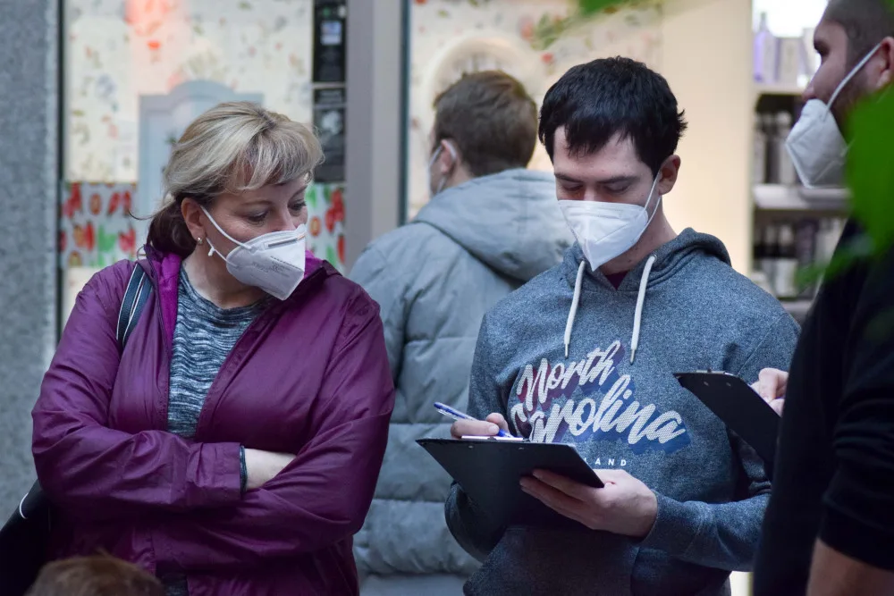 Očkovací boom. Brňané berou útokem vakcinační centrum v obchoďáku