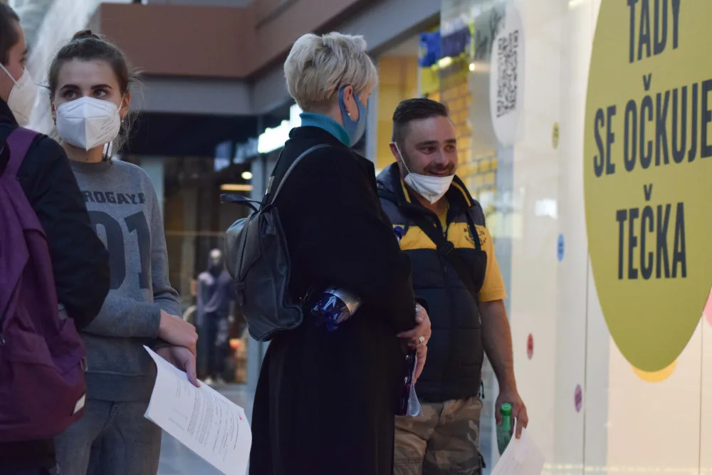 Očkovací boom. Brňané berou útokem vakcinační centrum v obchoďáku