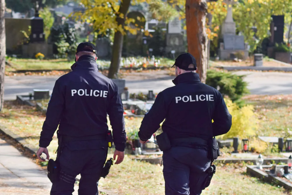 Sváteční řidiči i kapsáři. Policisté v Brně nasadí při Dušičkách do akce desítky hlídek