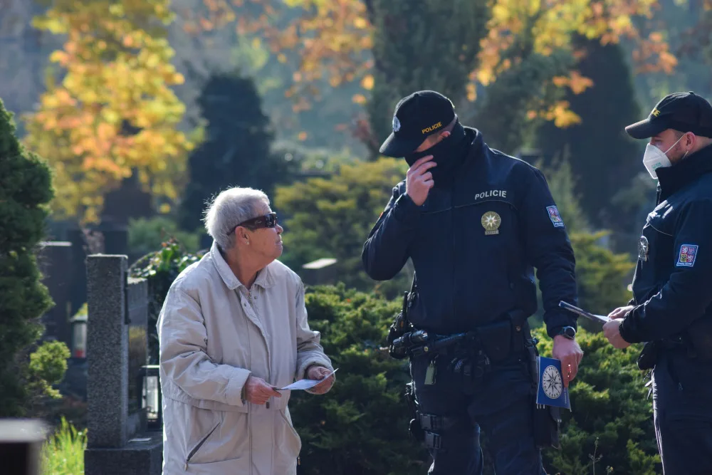 Sváteční řidiči i kapsáři. Policisté v Brně nasadí při Dušičkách do akce desítky hlídek