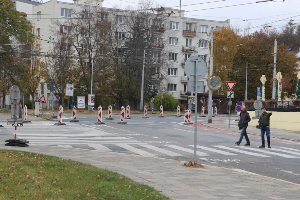 Uzavírka na brněnském Mendlově náměstí způsobila zmatky v dopravě