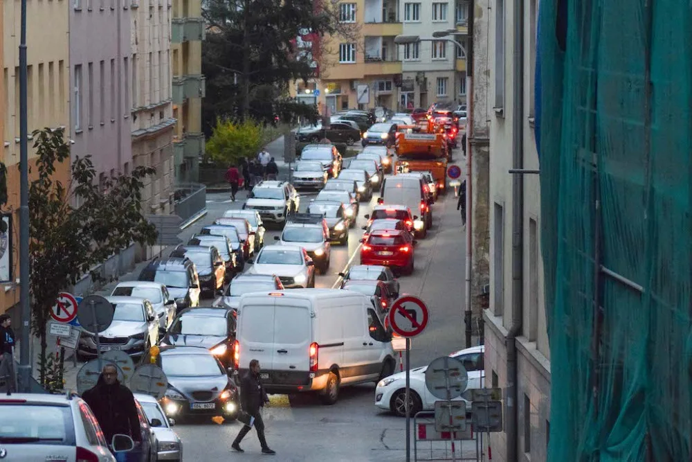 Uzavírka na brněnském Mendlově náměstí způsobila zmatky v dopravě