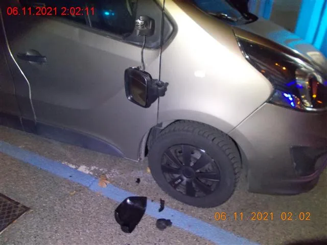 Poničené auto v Kopečné ulici