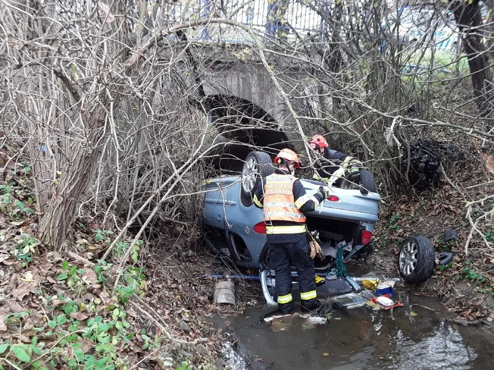 Auto při nehodě vylétlo ze silnice, skončilo na střeše v potoce