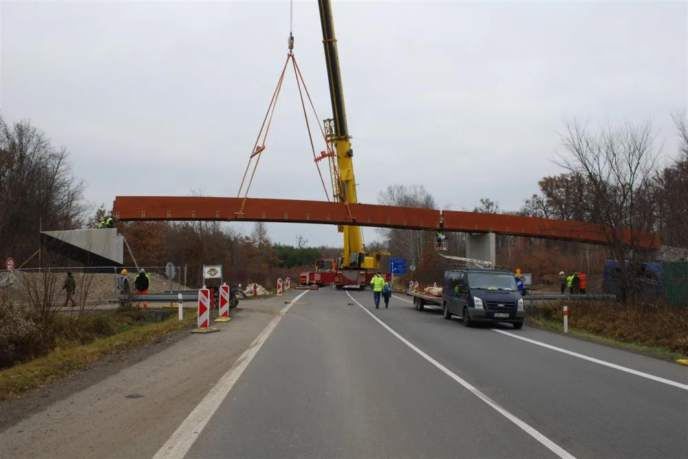 V Hodoníně roste dočasná lávka přes frekventovanou silnici
