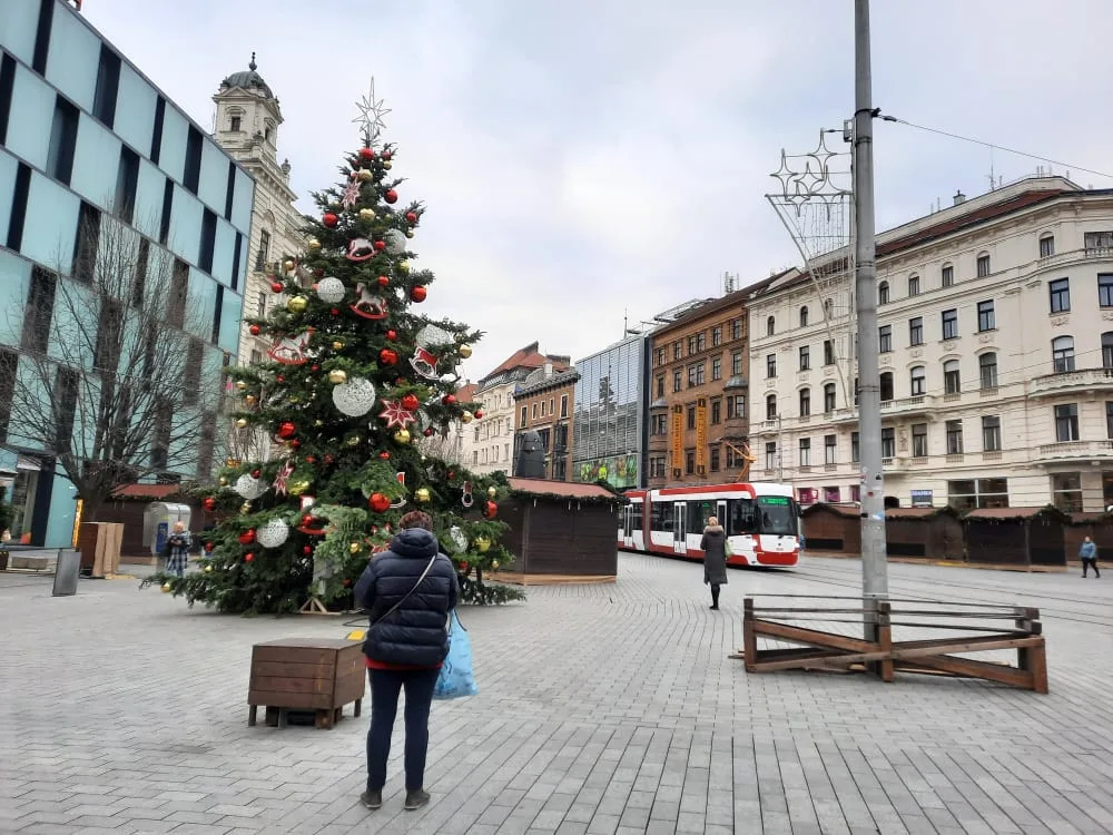 OBRAZEM: Brno se obléká do vánočního, město zdobí stromy i betlém