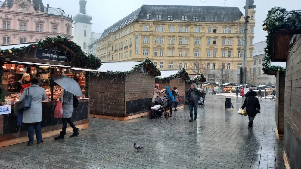 Letošní adventní trhy v Brně potrvají osm hodin. Většina stánků ani neotevřela