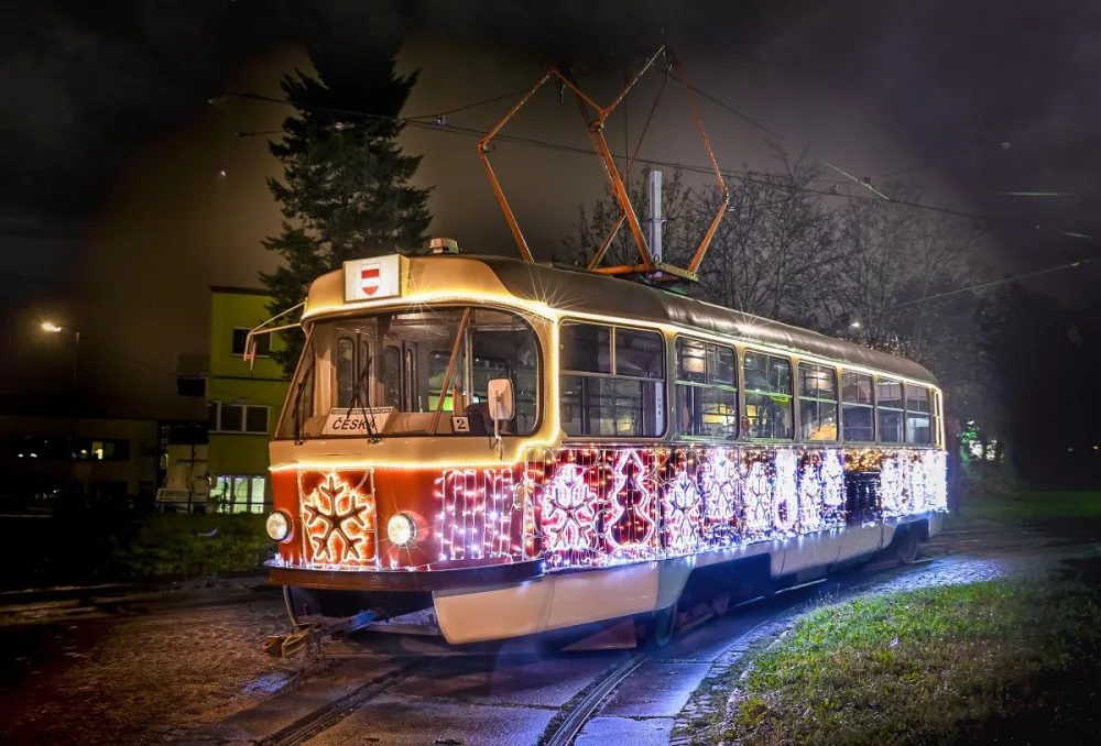 Vánoční tramvaj.