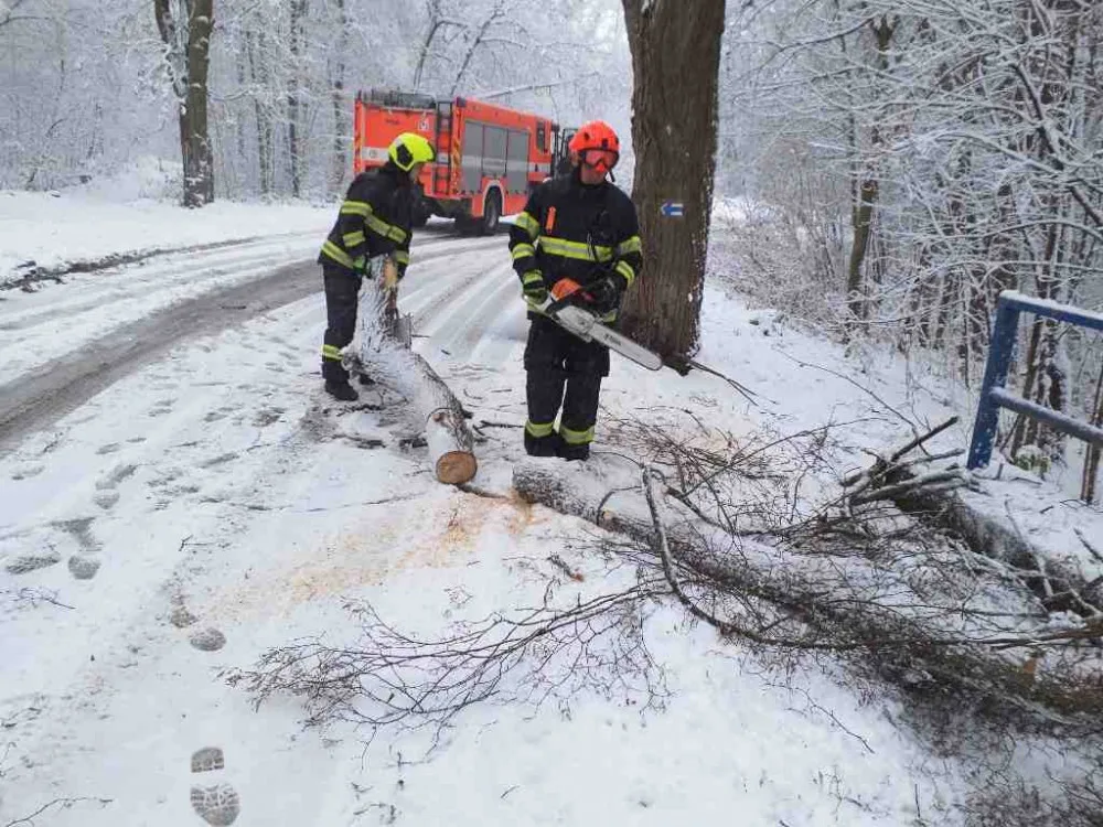 Sníh na jižní Moravě komplikuje dopravu. Napilno mají i hasiči