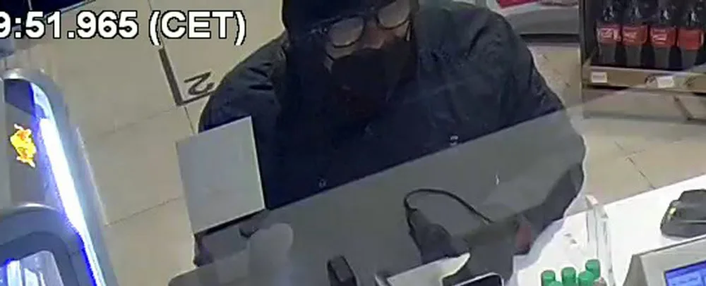 V Brně řádil lupič s pistolí. K přepadení čerpací stanice mu stačila minuta