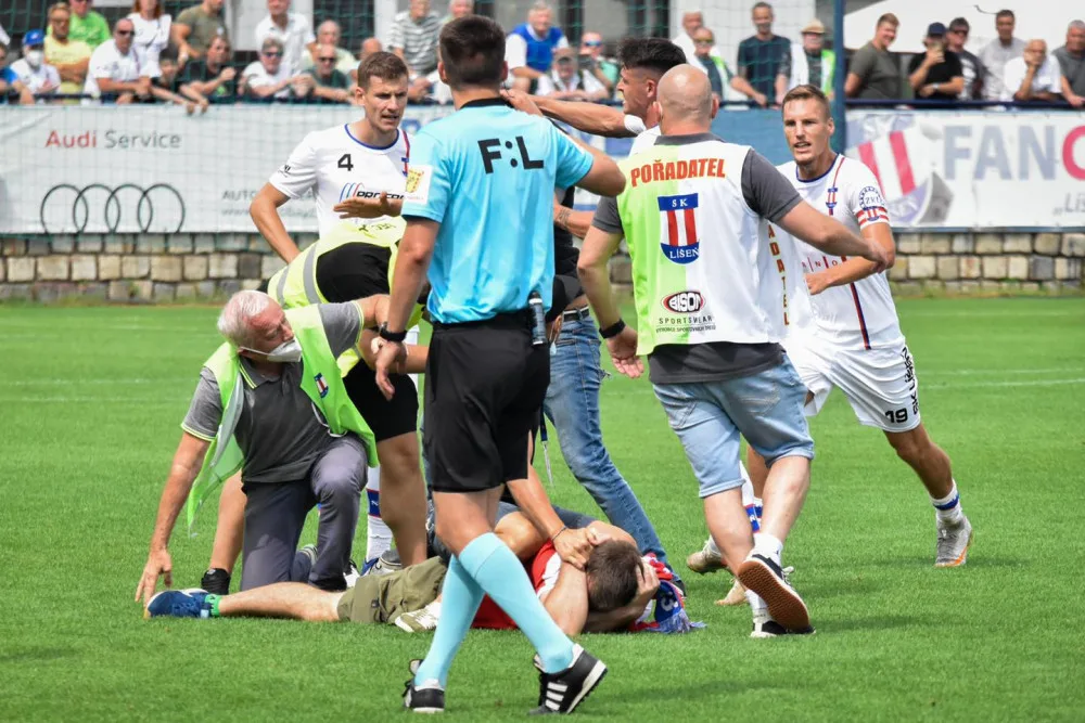 Prospěšné práce a vězení. Soud potrestal agresory z brněnského fotbalové derby