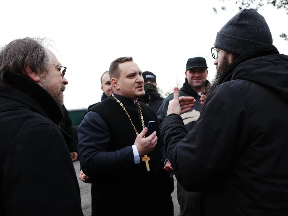 V Brně pokračují boje o pravoslavný chrám, věřící se střetli s ochrankou