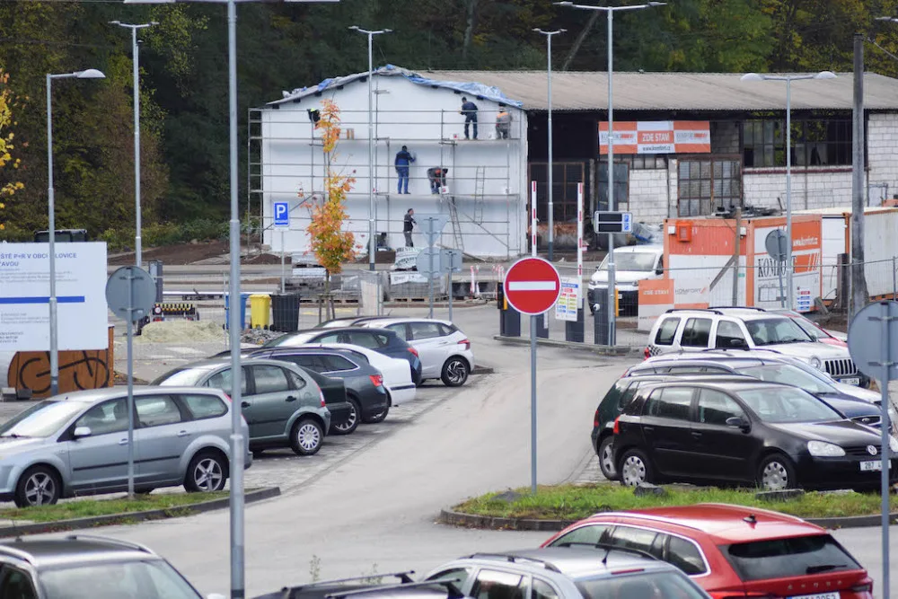 Parkoviště u nádraží v Bílovicích nad Svitavou