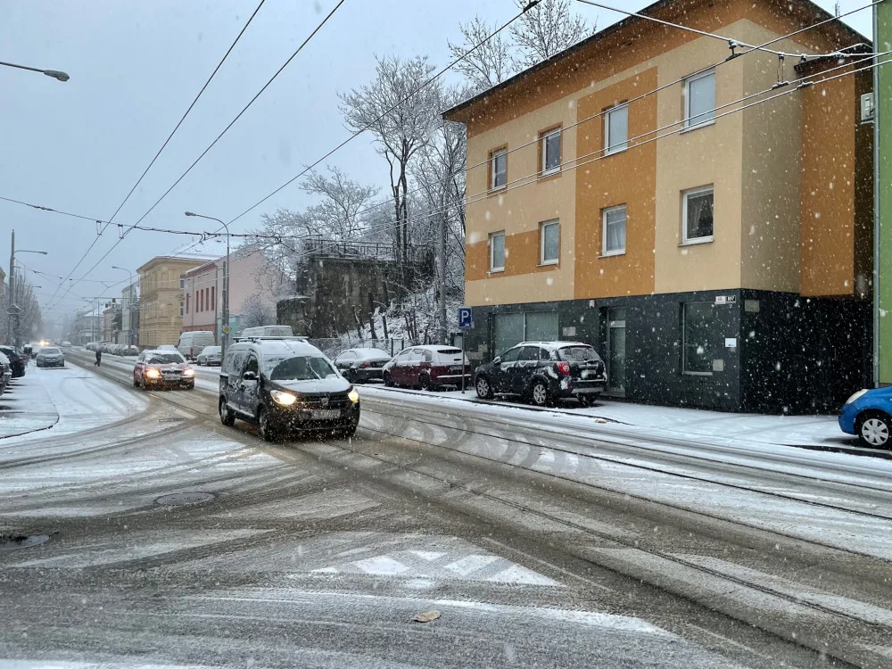 Komplikace hlásí také řidiči v Brně