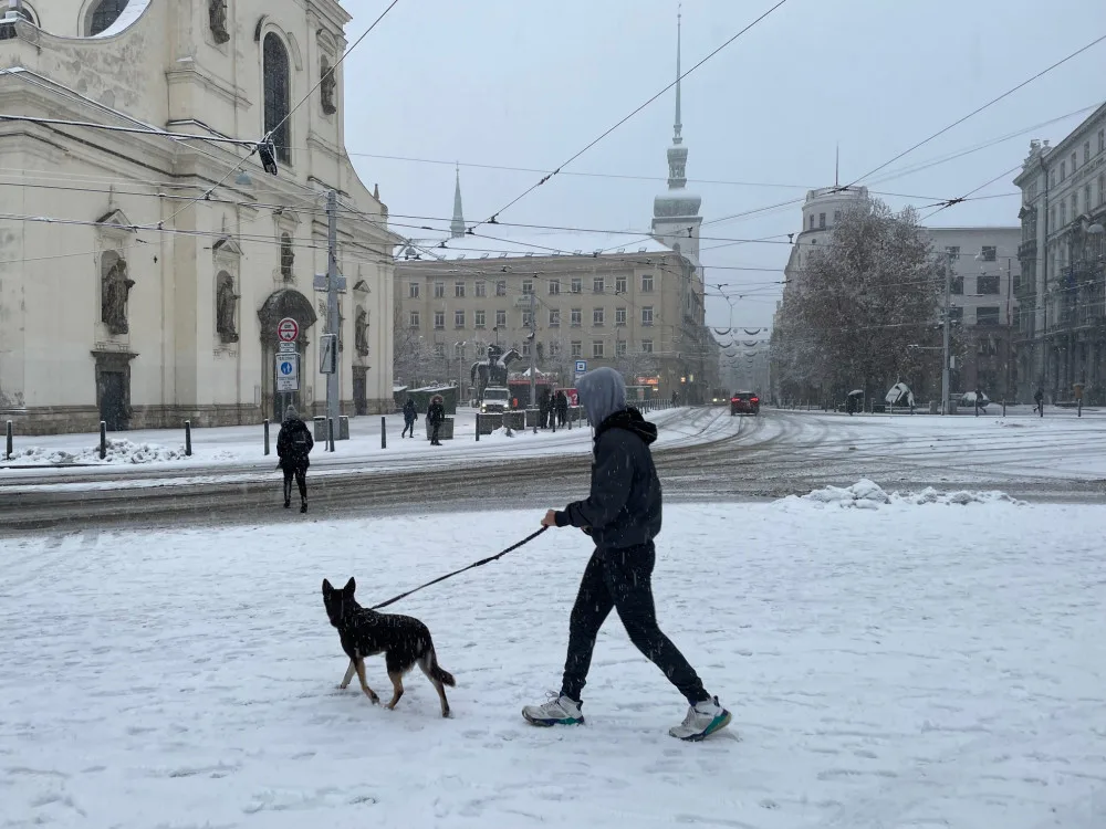 Sněhová nadílka komplikuje dopravu na jižní Moravě. Spoje nabírají i hodinová zpoždění