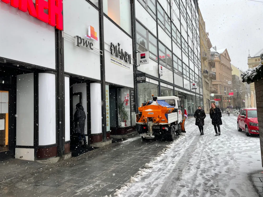 Sněhová nadílka komplikuje dopravu na jižní Moravě. Spoje nabírají i hodinová zpoždění