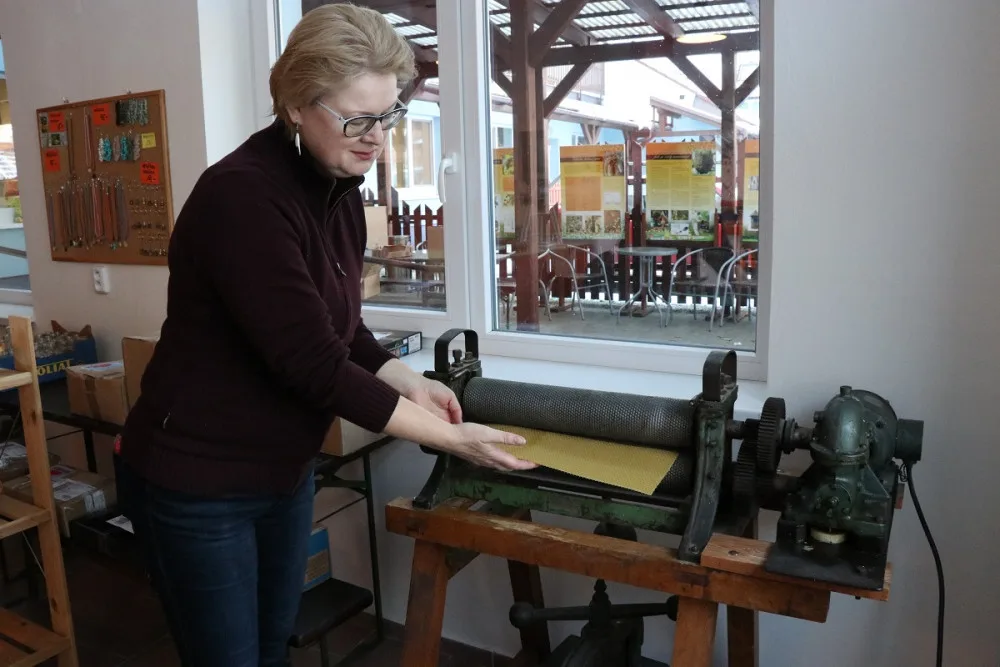 Daniela Koplová u lisu.