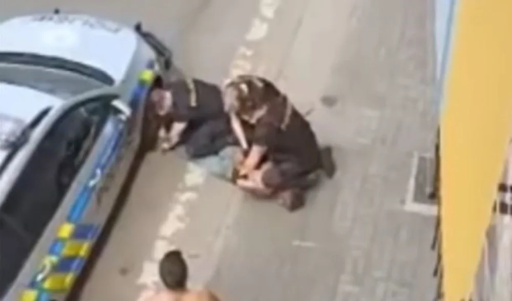 Zástupkyně ombudsmana: Policisté, kteří zaklekli v Teplicích Roma, chybovali
