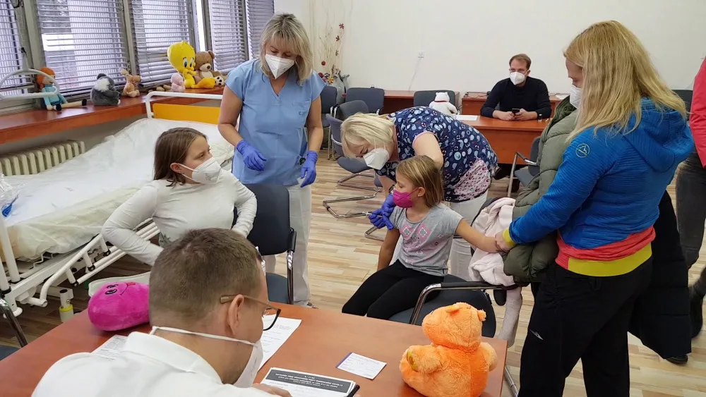 Sestry Ema (vlevo) a Ela si pro vakcínu s maminkou přijely do Brna až z obce Náklo na Olomoucku