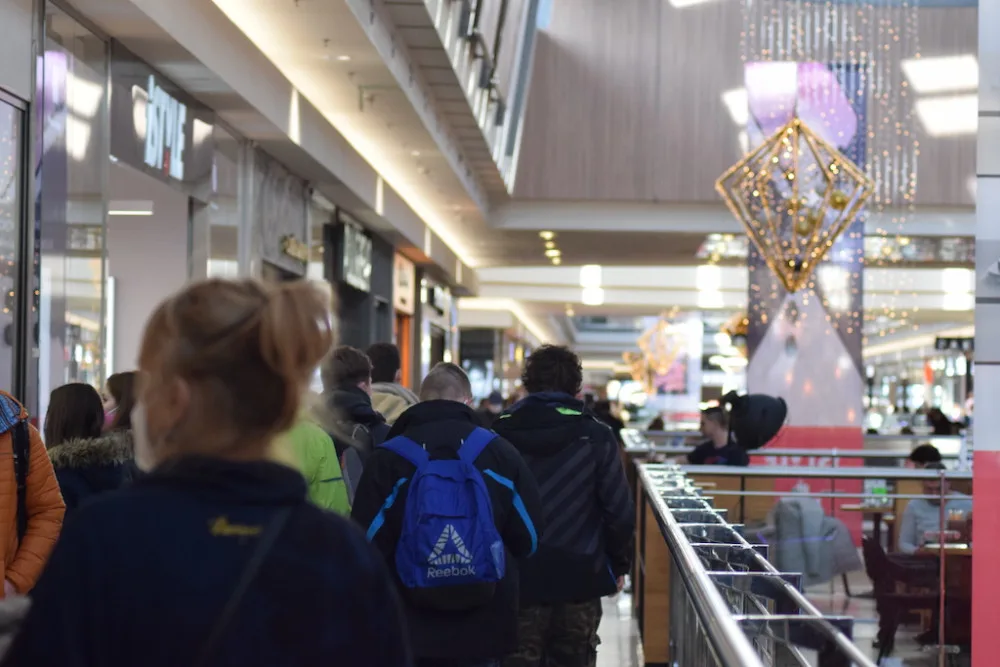 Brňané berou útokem obchodní centra, narychlo shánějí dárky, potraviny i vakcínu