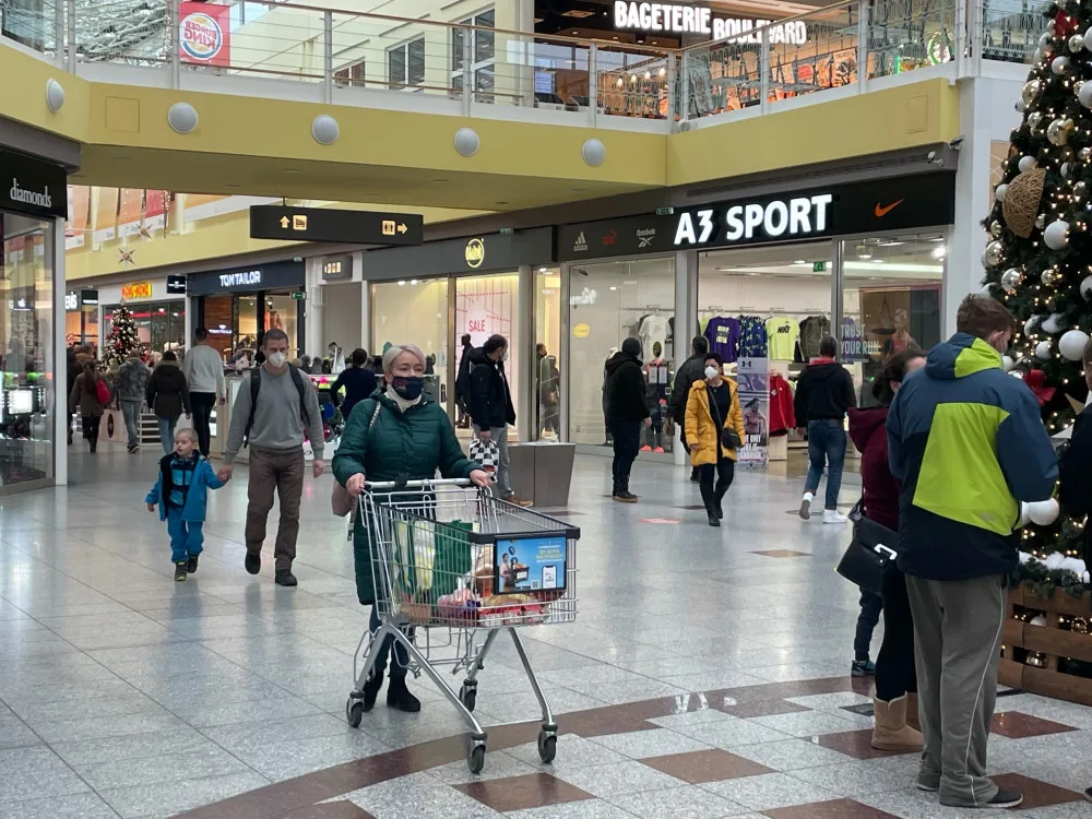 Brňané berou útokem obchodní centra, narychlo shánějí dárky, potraviny i vakcínu
