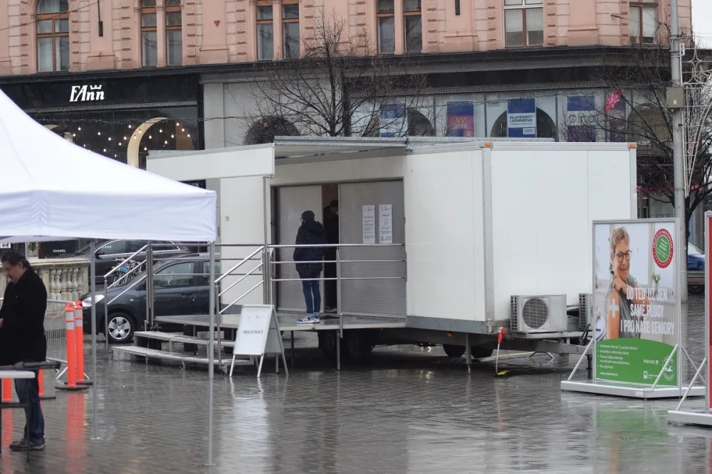 Místo vánočních stánků očkovací kamion. Neziskovka očkuje přímo na náměstí Svobody