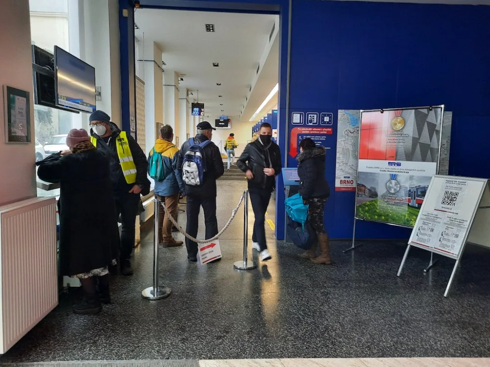 V Brně definitivně odzvonilo papírovým šalinkartám. Lidé si je mění za elektronické