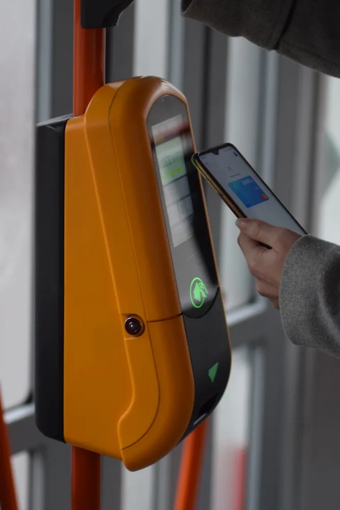 V Brně definitivně odzvonilo papírovým šalinkartám. Lidé si je mění za elektronické