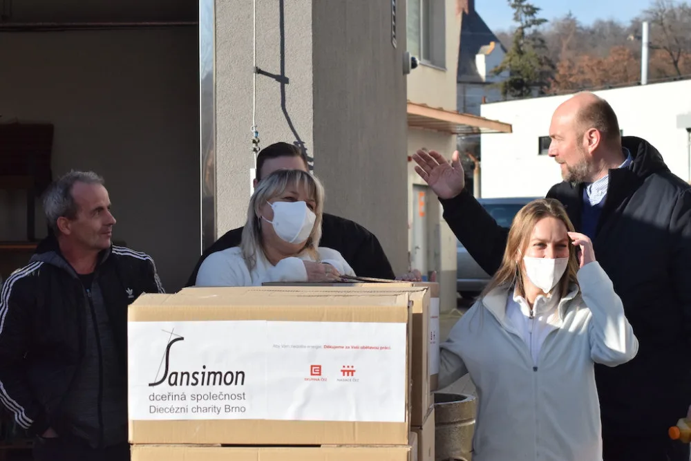 Dojatí zdravotníci z Brna. Za práci v době covidu jim hendikepovaní napekli sladké štoly