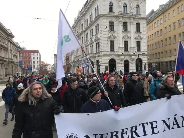 Centrem Brna pochodovali odpůrci očkování