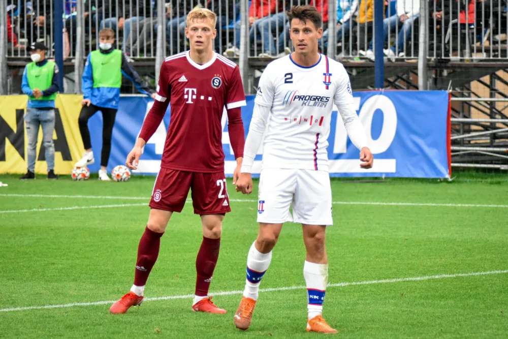 Útočník Jan Silný (v bílém)